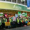 Der Gehweg war voll, als der Streik vor dem Kaufhof in Würzburg lief. Der Gehweg war voll, als der Streik vor dem Kaufhof in Würzburg lief.