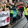 Gelöste Stimmung, ernstes Thema: Galeria-Kaufhof-Mitarbeiter aus Würzburg, Schweinfurt, Nürnberg und Erlangen streikten am Donnerstag in der Würzburger Innenstadt.