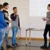 In diesem Gespräch verstanden die drei Landwirtschaftsschüler (von links) Michael Müller, Simon Tretter und Jonas Rapps sich durchaus argumentativ mit den Fragen und Zweifeln der beiden Hauswirtschaftsschülerinnen Nadine Stahl und Carolin Schneider auseinanderzusetzen. In diesem Gespräch verstanden die drei Landwirtschaftsschüler (von links) Michael Müller, Simon Tretter und Jonas Rapps sich durchaus argumentativ mit den Fragen und Zweifeln der beiden Hauswirtschaftsschülerinnen Nadine Stahl und Carolin Schneider auseinanderzusetzen.