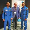 Fanden sich zum Gruppenbild zusammen: die Astronauten der Vereinigten Arabischen Emirate Hazzaa Al Mansoori (links) und Sultan Al Neyadi (rechts) sowie Professor Dr. Walter Kullmann.