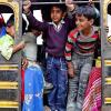 Frauen und Kinder reisen in Uttarpradesh, Indien.