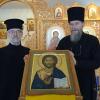 Hoffen auf eine neue Herberge: Pfarrer Klaus Oehrlein (rechts) und Norbert Kandler, Diakon der Personalgemeinde "Freunde der Ostkirche", stehen an der Jesus-Ikone. Im Hintergrund ist die Bilderwand, die Ikonostase mit einer Tür zu sehen.