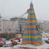 Der Rekord-Christbaum aus Bierkästen steht.