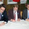 Unterzeichnung der Vereinbarung für zusätzliche Zughalte auf der Frankenbahn zwischen Osterburken und Lauda (von links): Der erste Landesbeamte Christoph Schauder (Main-Tauber-Kreis), Uwe Lahl (Verkehrsministerium Baden-Württemberg) und Landrat Achim Brötel (Neckar-Odenwald-Kreis).