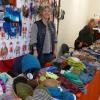 Die Mellrichstädter Senioren hatten die Stricknadeln klappern lassen und boten Strümpfe, Mützen und Schals zum Verkauf für einen guten Zweck an. Die Mellrichstädter Senioren hatten die Stricknadeln klappern lassen und boten Strümpfe, Mützen und Schals zum Verkauf für einen guten Zweck an.