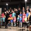 Zum ersten Mal dabei beim Adventskonzert des Musikvereins Wombach: der Kinderchor unter Leitung von Musiklehrer Michael Albert. Dahinter der gemischte Chor "Musica Viva".