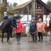 Die fünf Mädchen zusammen mit den Betreuerinnen und der Initiatorin der Aktion, Laura Imhof mit Filou, einem Haflinger-Mix, links sowie Christine Kaufmann (4. von rechts) und Melanie Liebler (2. von rechts).