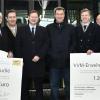 Ministerpräsident Markus Söder und Verkehrsminister Hans Reichhart haben die Zukunftspläne für den fränkischen ÖPNV in Nürnberg vorgestellt. Der Freistaat Bayern will den Ausbau auch in den Landregionen vorantreiben. Unser Bild zeigt die Übergabe der Förderbescheide an die Vertreter der Landkreise und kreisfreien Städte, darunter Landrat Wilhelm Schneider (Vierter von links) aus Haßfurt.