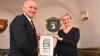 Organisations-Chefin Annette Barreca und Bürgermeister Helmut Krämer mit dem Logo, mit dem sich Giebelstadt im Jubiläumsjahr präsentiert. 