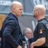 Zwei Charakterköpfe im Dialog: Baskets-Trainer Denis Wucherer (links) diskutiert während der Partie gegen Braunschweig mit Schiedsrichter Benjamin Barth.