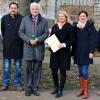 Übergabe der Förderbescheide (von links): Sandra Grotz (Kämmerei), Zoltan Szlaninka (städtisches Tiefbauamt), Regierungspräsident Wolfgang Reimer, Bürgermeisterin Anette Schmidt, Sabine Stahr-Busch (Schulleiterin Christophorus-Schule), Christian Wamser (Schulleiter Schulzentrum am Wört).