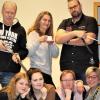 Dunkel, mysteriös und heiter: Das Stück "Gestrandet", das die Neue Bühne Untersambach spielt, verspricht einiges. Regisseurin Sabine Fröhlich (vorne rechts) hat ihre bewährte Truppe mit dabei.