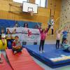 Christine Lenhard (Bildmitte), Miriam Meier und Abteilungsleiterin Ruth Volz freuen sich über die Auszeichnung der Sport-Spiel-Spaß-Turnstunden im Kinderturn-Club Grettstadt. Im Bild die Bewegungskünstler im Schulalter bis zehn Jahre.