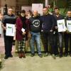 Viele langjährige Mitarbeiter ehrte geschäftsführender Gesellschafter Siegfried Weiss (rechts) bei der betrieblichen Weihnachtsfeier in der Produktionshalle der Firma