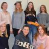 Die Seminarteilnehmerinnen der Q12 des Franken-Landschulheims Schloss Gaibach präsentieren mit ihrer Lehrerin Stefanie Lange (vorne rechts) ihr im Rahmen des P-Seminars erstelltes französisches Kochbuch.