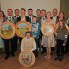 Schützenmeister Mathias Dörrie, Nicole Fuchs, Petra Dörrie, Schützenkönig Andreas Karg, Wolfgang Kraft, Schützenkönigin Annett Zeiler, Elke Völkel (vorne), Maximilian Oestemer, 2. Jugend-Ritter Jan Freudenberger, Johannes Hehn, 2. Schützenmeister Stefan Wettengel, Jugendkönigin Fabienne Dörrie, Bürgermeister Uwe Klüpfel, Anna-Maria Issing, 1. Jugend-Ritterin Ina Kleinschnitz, stellvertr. Bürgermeister Erhard Franz, 1. Bürger-Ritter Matthias Göpfert und Bürgerkönig Herbert Beck.