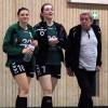 Analyse noch auf dem Feld: Der Waigolshausener Trainer Peter Krause trotz des Sieges im Diskurs mit seinen Spielerinnen Annika Mergans (links) und Irina Koch.