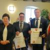 Mit Jürgen Krümpel von der Schautzangruppe Kürnach und Hilmar Hofmann vom Gesangsverein Eintracht Kürnach wurden gleich zwei Kürnacher mit der Bürgermedaille geehrt (von links): Bürgermeister Thomas Eberth, Zweite Bürgermeisterin Siggi Bayerl, Jürgen Krümpel, Hilmar Hofmann und Dritter Bürgermeister Edgar Kamm.