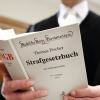 Sieben Monate auf Bewährung kassiert ein 35-Jähriger, der seine Ex-Freundin mit widerlichen Beleidigungen und Todesdrohungen schikaniert und gegen das Gewaltschutzgesetz verstoßen hat.