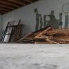 Türrahmen und Holzbalken liegen nach der Entkernung im alten Kita-Gebäude. Türrahmen und Holzbalken liegen nach der Entkernung im alten Kita-Gebäude.