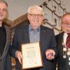 Gerhard Wich (Mitte) ist der Träger der Bürgermedaille in Bronze der Stadt Marktbreit, überreicht von Kulturreferent Jürgen Huthöfer (links) und Bürgermeister Erich Hegwein.