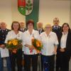 Ehrungen für 40 Jahre aktiven Feuerwehrdienst. Das Bild zeigt von links: Dieter Hecker, Klaus Krapf, Raimund Suckfüll, Ursula Holzheimer, Michael Endres, Cäcilia Zimara, Ingbert Suckfüll, Dagmar Hildmann, Egon Metz,  Bürgermeisterin Sonja Reubelt, Kreisbrandrat Stefan Schmöger und den stellvertretenden Landrat Peter Suckfüll.