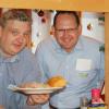 Servierten bei der Tafel in Karlstadt: CSU-Bürgermeisterkandidat Michael Hombach (rechts) und Stadtratskandidat Thomas Schlott. Servierten bei der Tafel in Karlstadt: CSU-Bürgermeisterkandidat Michael Hombach (rechts) und Stadtratskandidat Thomas Schlott.
