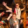 Der Frohsinn ging auch nach der TV-Aufzeichnung der "Närrischen Weinprobe" im Stückfasskeller weiter. Im Zentrum: Barbara Stamm und die Musiker der "Keller-Mäster". Der Frohsinn ging auch nach der TV-Aufzeichnung der "Närrischen Weinprobe" im Stückfasskeller weiter. Im Zentrum: Barbara Stamm und die Musiker der "Keller-Mäster".