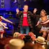 Bildet traditionell den Abschluss der "Närrische Weinprobe": Michl Müller mit Tänzerinnen der TSG Veitshöchheim.