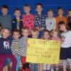 Kinder des Kinderhauses Abenteuerlands und die Vertreterin des Elternbeirats Theresa Rücker (links) freuen sich über 273,85 Euro, die Sie an Ute Kremen, Vorsitzende der Würzburger Kindertafel, (rechts) übergeben können.