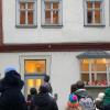 Bei gemeinsamen Liedern auf dem Dettelbacher Marktplatz schüttelte Frau Holle die Betten und ließ viele Kinderaugen strahlen.
