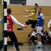 Ein starker Goalie als Rückhalt: Alexander Sinner (am Ball) und seine Teamkollegen vom TV Königsberg scheiterten oft am guten MHV-Torhüter Lukas Fiedler.