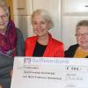Der MGV Frohsinn aus Helmstadt übergibt dem Seniorenclub einen symbolischen Spendenscheck über 500 Euro (von links): Anni Endres, Lena Becker und Annemarie Klüpfel.
