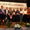 Ehre für die Niederwerrner Spitzensportler (von links): Bürgermeisterin Bettina Bärmann, Peter Herdel, Lukas Franz, Martin Krönert, die erfolgreichen Korbballerinnen des VfL, Dritter Bürgermeister Norbert Hart, Landrat Florian Töpper und Zweiter Bürgermeister Thomas Wohlfahrt.