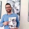 Geschäftsführer der vhs Rhön und Grabfeld, Florian Schmitt, mit dem neuen Programmheft.