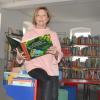Die Leiterin der Gemeindebibliothek am "Propeller" des Flugzeugs mit den Büchern für die Kindergartenkinder.