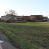 Auf dieser Fläche neben der Betonstraße, die zur Kläranlage und zur Kreiskompostanlage führt, sollen bis zu vier Wohncontainer als Notunterkunft für Obdachlose aufgestellt werden.