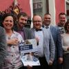 Das Lengfelder Gasthaus "Zum Hirschen" in Lengfeld ist eines von 19 Gasthäusern, die sich an der Aktion des Landkreises „Mittagstisch für Senioren“ beteiligen. Über den Startschuss für die Ausweitung des Angebotes freuen sich neben Wirtin Claudia Schömig (Zweite von links), und den KU-Vertretern Tobias Konrad und Alexander Schraml (Dritter und Vierter von links) auch einige Bürgermeister.