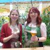 Anna-Lena Werb (links) und Kerstin Friedrich aus den Haßbergen treten in Berlin als Weinprinzessin des Abt-Degen-Weintals und als Bierprinzessin auf. Sie kredenzen Müller Thurgau, Biere aus den Haßbergen und werben für die heimische Region.
