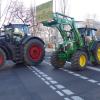 Nicht nur Zustimmung wird zur Grünen Woche geäußert: Landwirte aus ganz Deutschland äußern mit ihren Traktoren Protest auf den Straßen Berlins. Nicht nur Zustimmung wird zur Grünen Woche geäußert: Landwirte aus ganz Deutschland äußern mit ihren Traktoren Protest auf den Straßen Berlins.