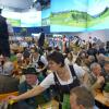 Immerzu tönt aus der Bayernhalle Stimmengewirr und Blasmusik. Hier ist es voller Menschen und es zeigt sich: Bei Wein und Bier ist es gesellig. Immerzu tönt aus der Bayernhalle Stimmengewirr und Blasmusik. Hier ist es voller Menschen und es zeigt sich: Bei Wein und Bier ist es gesellig.