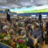 Immerzu tönt aus der Bayernhalle Stimmengewirr und Blasmusik. Hier ist es voller Menschen und es zeigt sich: Bei Wein und Bier ist es gesellig. Immerzu tönt aus der Bayernhalle Stimmengewirr und Blasmusik. Hier ist es voller Menschen und es zeigt sich: Bei Wein und Bier ist es gesellig.