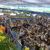 Immerzu tönt aus der Bayernhalle Stimmengewirr und Blasmusik. Hier ist es voller Menschen und es zeigt sich: Bei Wein und Bier ist es gesellig. Immerzu tönt aus der Bayernhalle Stimmengewirr und Blasmusik. Hier ist es voller Menschen und es zeigt sich: Bei Wein und Bier ist es gesellig.