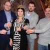 Stießen gemeinsam auf den neuen Weinjahrgang an: (von links) Christian Fürböter, Steffen Schäfer, Lena Dornbusch, Michael Huller, Alfred Blank und Viviane Ganesch. 