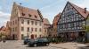 Die Kreisräte Thomas Vizl und Birgid Röder plädieren stark für Gerolzhofen als Standort der 300 Münchner Behördenstellen, die in die Region verlagert werden sollen. Im Bild Marktplatz und Rathaus.