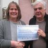 Initiator Werner Reuß übergab einen Scheck über 750 Euro an Angelika Müller als Vertreterin der "Elterninitiative leukämie- und tumorkranker Kinder" Station Regenbogen der Uniklinik Würzburg.