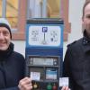 Bürgermeister Paul Kruck und Kai-Uwe Brune vom Ordnungsamt an einem Parkscheinautomaten. 