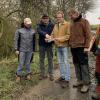 Mit naturnaher Heckenpflege startete die Gemeinde Reichenberg in Lindflur ein Pilotprojekt. Jochen Deppisch,  Bürgermeister Stefan Hemmerich, Niels Kölbl, Jo Busch und Charly Fleischmann (von links) erläuterten den Plan zur Pflege.