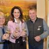 Hoher Besucher: Ministerin Michael Kaniber (Mitte) schaute auf ihrem Rundgang bei der Grünen Woche in Berlin auch beim Stand des fränkischen Weinbauverbands vorbei, wo Barbara und Manfred Baumann vom Weingut Forellenhof Baumann in Handthal ihren Silvaner ausschenken.