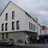 In der Gestaltung fügt sich das neue Ärztehaus trotz einer Gesamtnutzfläche von 600 Quadratmetern in das dörflich geprägte Umfeld ein. In der Gestaltung fügt sich das neue Ärztehaus trotz einer Gesamtnutzfläche von 600 Quadratmetern in das dörflich geprägte Umfeld ein.